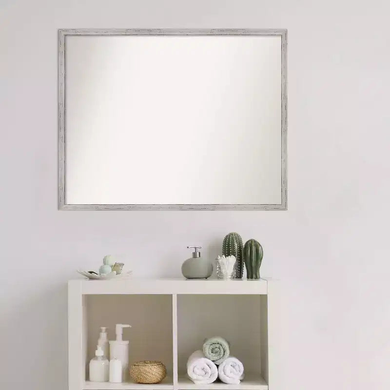 Miroir mural en bois blanc lambrissé 29" x 23" : Rectangulaire moderne, sans montage - Amanti Art
