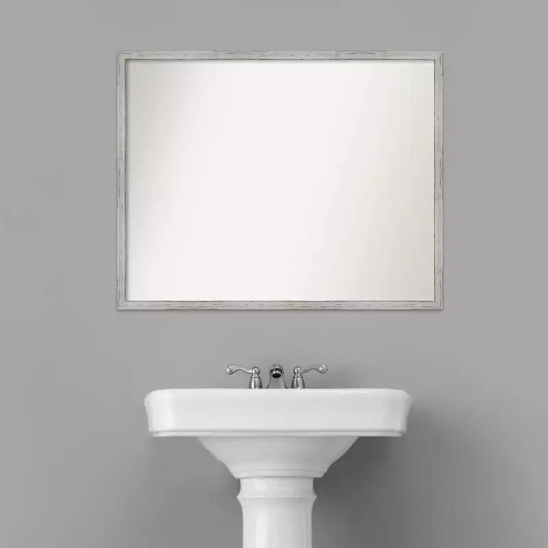 Miroir mural en bois blanc lambrissé 29" x 23" : Rectangulaire moderne, sans montage - Amanti Art