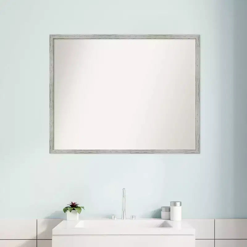 Miroir mural en bois blanc lambrissé 29" x 23" : Rectangulaire moderne, sans montage - Amanti Art