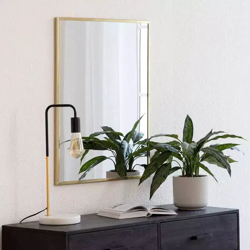 Miroir rectangulaire doré Brewster Laia : Style moderne, Miroir 29"x23", Aucun assemblage requis, Miroir décoratif mural