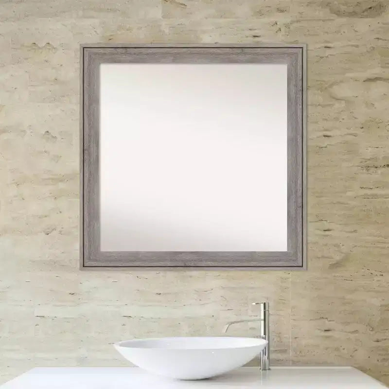 Miroir mural gris bois de grange Regis 31" x 31" : carré, moderne, cadre en bois - Amanti Art