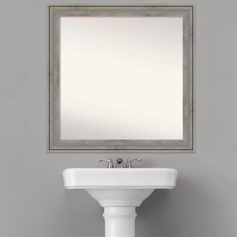 Miroir mural gris bois de grange Regis 31" x 31" : carré, moderne, cadre en bois - Amanti Art