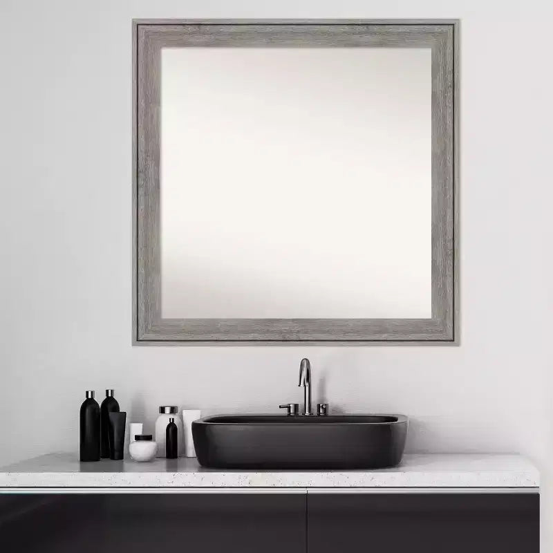Miroir mural gris bois de grange Regis 31" x 31" : carré, moderne, cadre en bois - Amanti Art