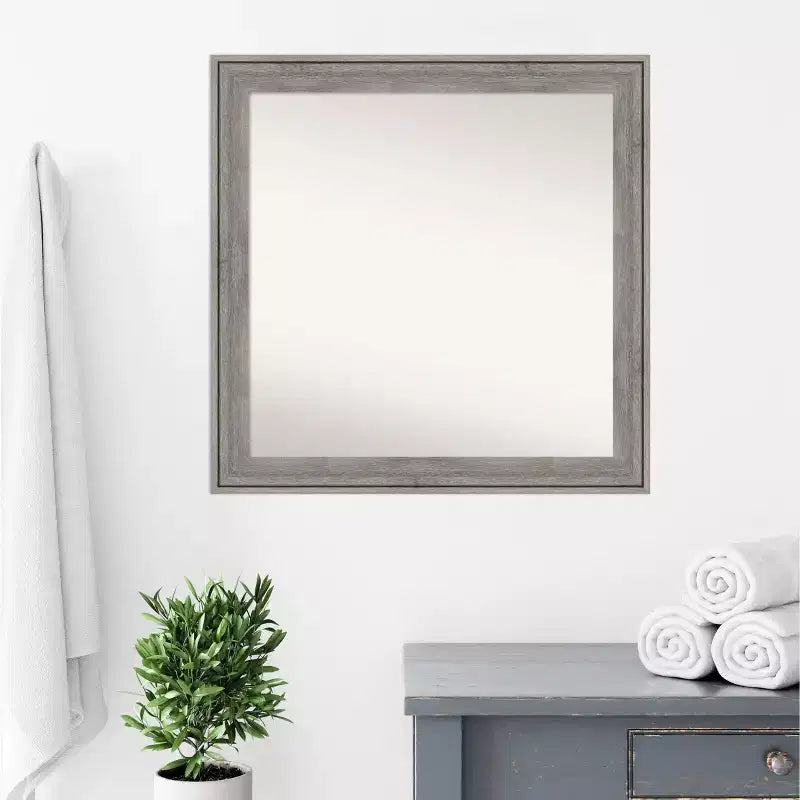 Miroir mural gris bois de grange Regis 31" x 31" : carré, moderne, cadre en bois - Amanti Art