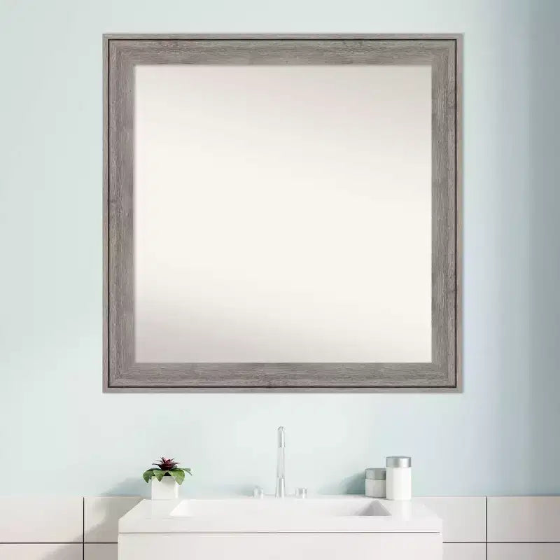 Miroir mural gris bois de grange Regis 31" x 31" : carré, moderne, cadre en bois - Amanti Art