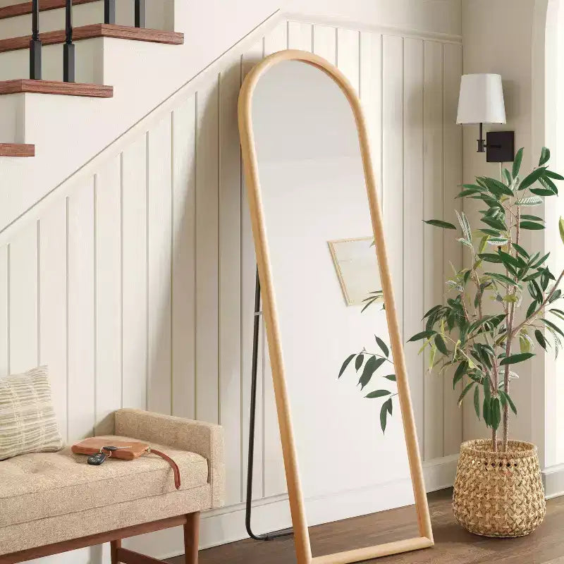 Miroir sur pied arque 20" x 65" naturel - Threshold™ : Cadre moderne en polystyrène, aucun assemblage, conception autoportante