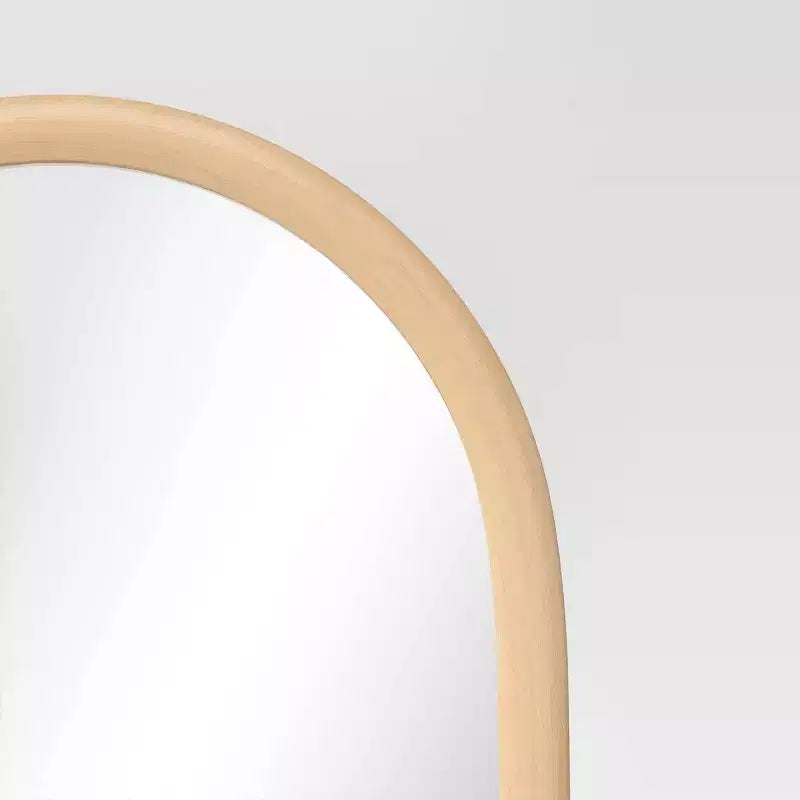 Miroir sur pied arque 20" x 65" naturel - Threshold™ : Cadre moderne en polystyrène, aucun assemblage, conception autoportante