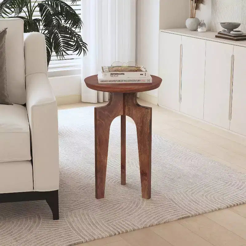 Table d'appoint ronde à 3 pieds en bois de manguier Lira Christopher Knight Home, Noyer