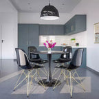 Ensemble de salle à manger 5 pièces LeisureMod avec table de salle à manger ronde de 35 po à piédestal en fer et 4 chaises d'appoint en plastique ABS avec base dorée