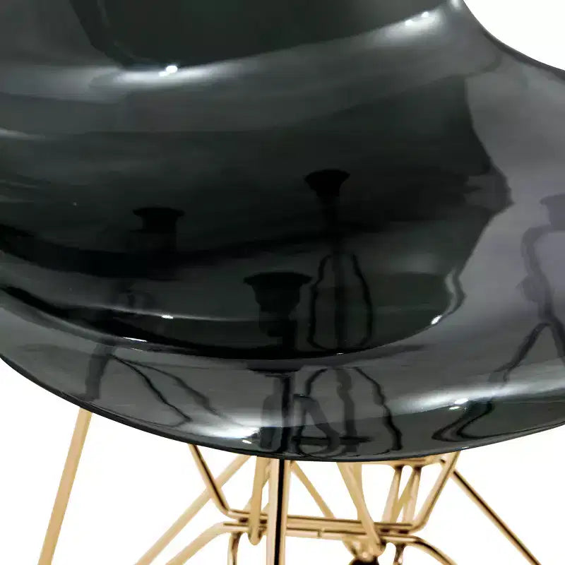 Ensemble de salle à manger 5 pièces LeisureMod avec table de salle à manger ronde de 35 po à piédestal en fer et 4 chaises d'appoint en plastique ABS avec base dorée