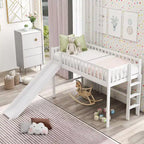 Lit mezzanine bas en bois Whisen de 77,4 L x 40,5 l avec échelle et toboggan, convient aux petits espaces