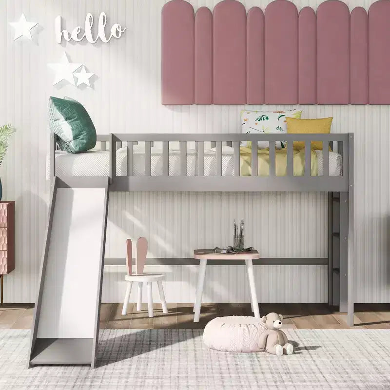 Lit mezzanine bas en bois Whisen de 77,4 L x 40,5 l avec échelle et toboggan, convient aux petits espaces