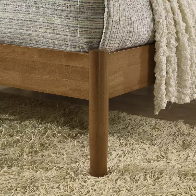 Lit plateforme Roundhill Furniture Vichy en bois d'hévéa couleur noyer clair
