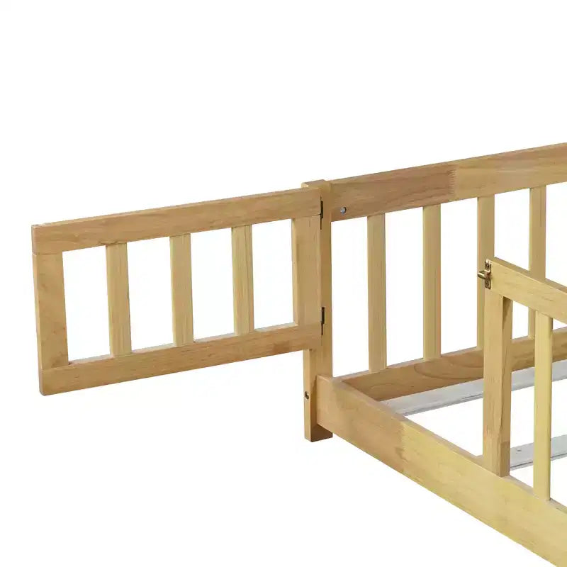 Lit double au sol MAYEERTY avec clôture sans porte, garde-corps en bois d'hévéa beige