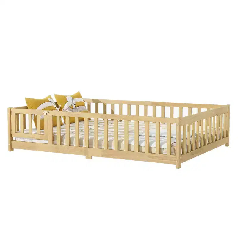 Lit double au sol MAYEERTY avec clôture sans porte, garde-corps en bois d'hévéa beige