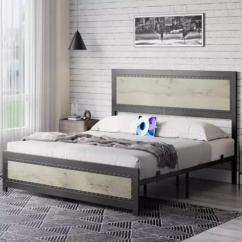 Cadre de lit avec station de charge, lit plateforme au design industriel avec tête de lit et cadre en métal à lattes, pas besoin de sommier, montage facile