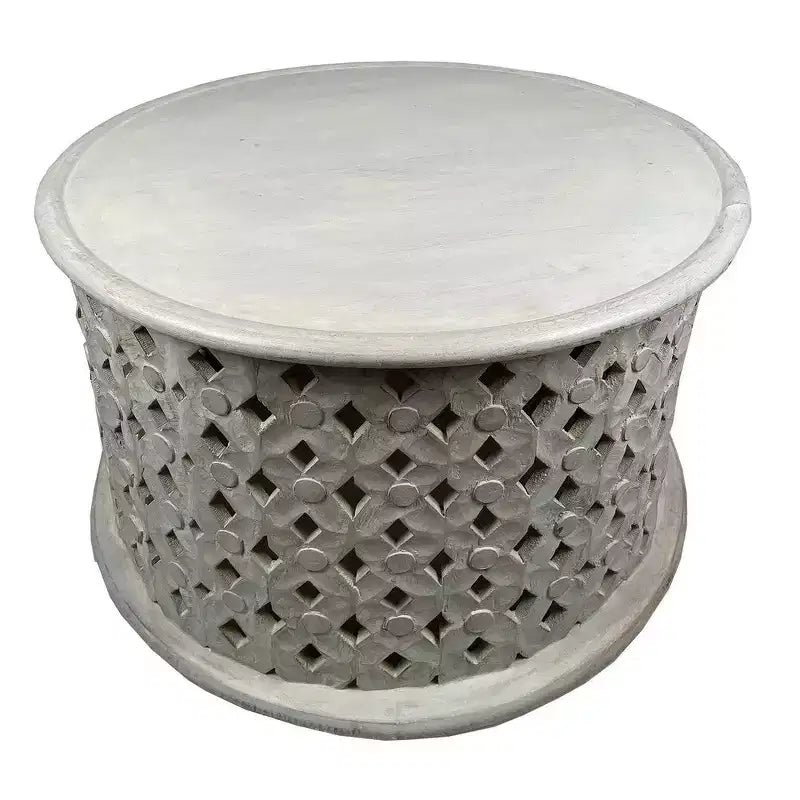 Table basse ronde Royal Hampton 28 en bois de manguier artisanal, avec cadre ajouré en losanges complexes