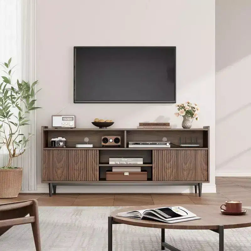 Meuble TV cannelé pour 75 pouces, meuble de divertissement bohème avec portes coulissantes, meuble multimédia en bois avec étagères réglables