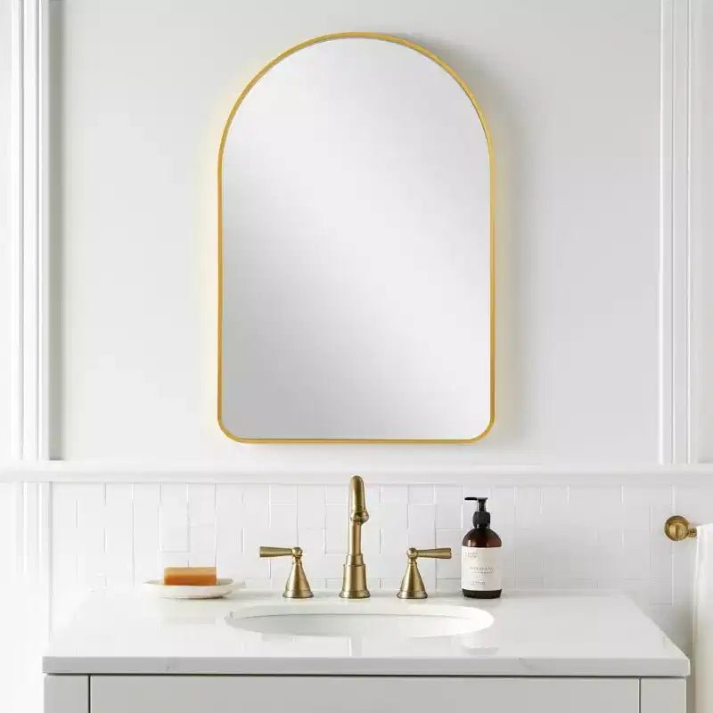 Miroir de salle de bain HomeRoots 39 avec cadre en métal doré et arc