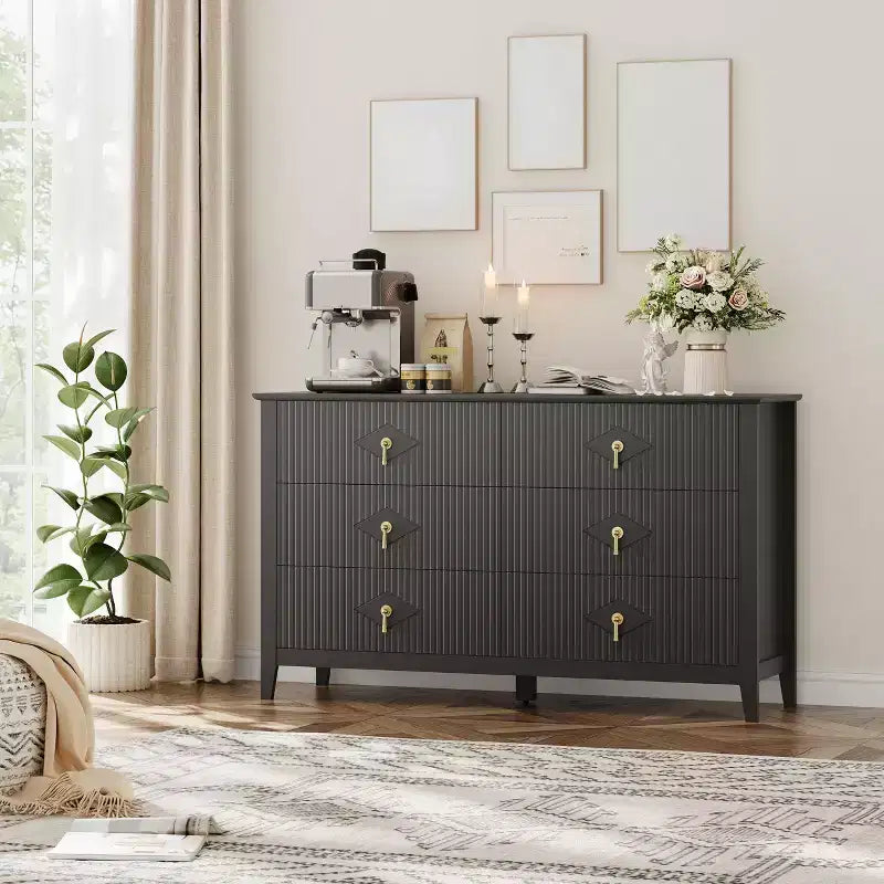 Commode 6 tiroirs pour chambre à coucher, commode en bois de 137 cm de large avec poignées métalliques, organiseur de rangement pour vêtements à cannelures, meuble TV pour couloir