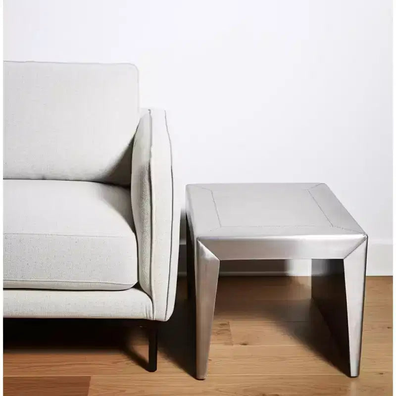 Table d'appoint carrée HomeRoots 24 en aluminium argenté et bois massif avec piètement traîneau