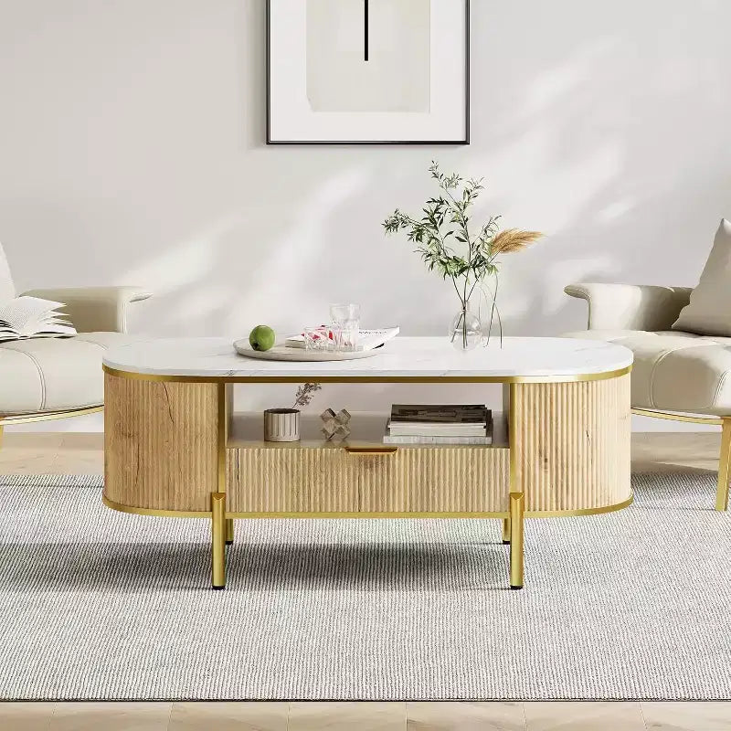 Table basse ovale Acekool 48 avec plateau en faux marbre, pieds en métal doré, design en bois cannelé et tiroir de rangement, table de salon moderne bleu marine