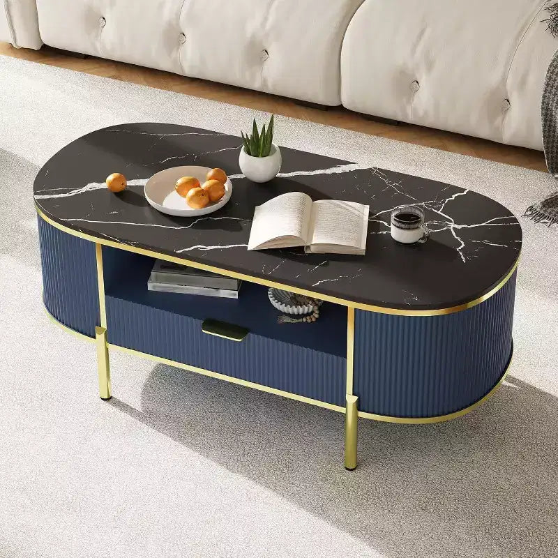 Table basse ovale Acekool 48 avec plateau en faux marbre, pieds en métal doré, design en bois cannelé et tiroir de rangement, table de salon moderne bleu marine