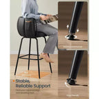 Lot de 2 tabourets de bar rembourrés avec assise pivotante à 360° et poches de rangement, dossier incurvé et repose-pieds, capacité de 120 kg, hauteur de comptoir, Noir Encre