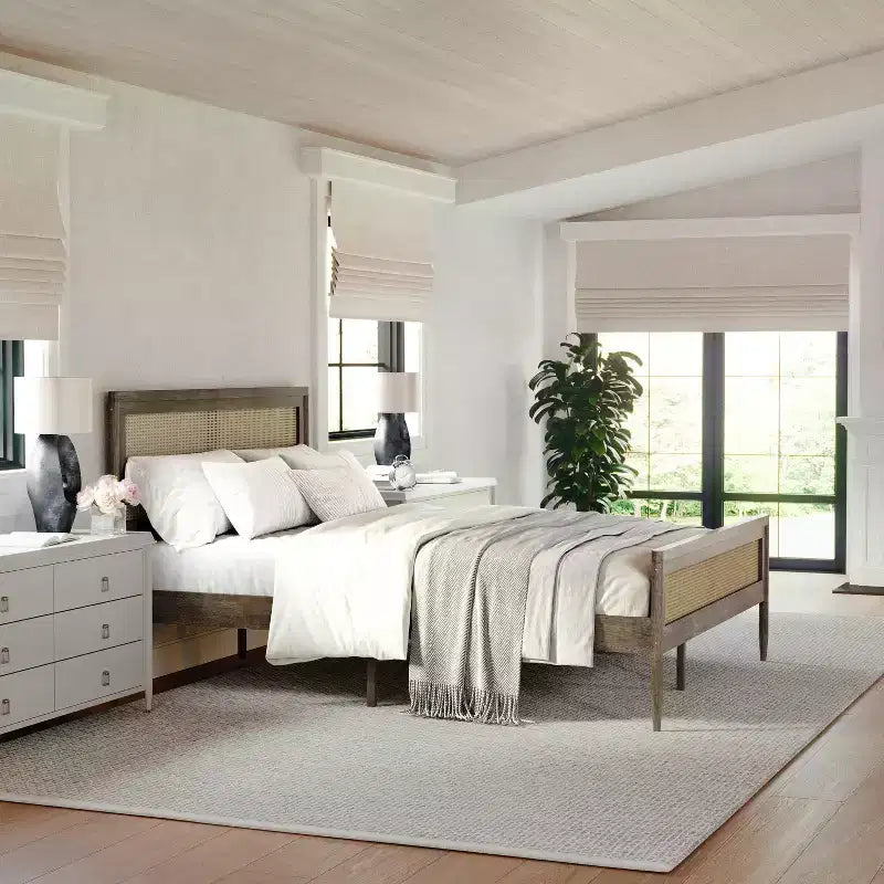 Lit plateforme Martha Stewart Jax en bois massif avec tête et pied de lit en rotin, aucun sommier tapissier requis