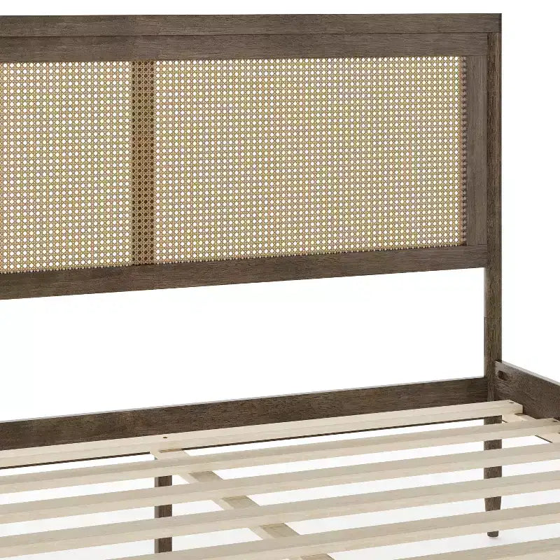 Lit plateforme Martha Stewart Jax en bois massif avec tête et pied de lit en rotin, aucun sommier tapissier requis