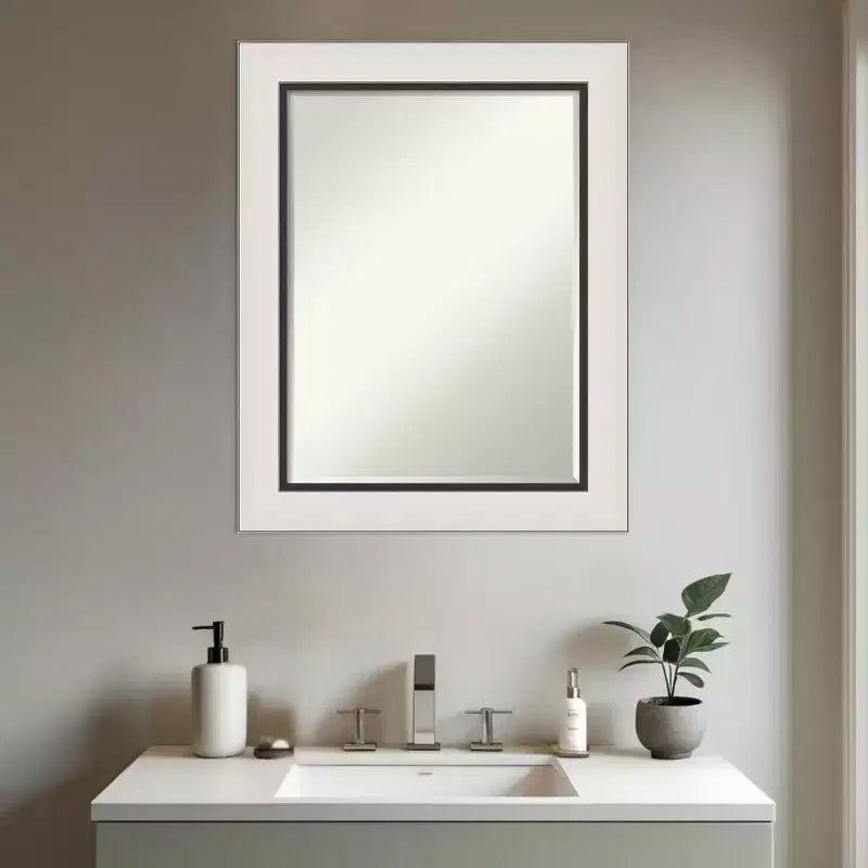Miroir mural de salle de bain Amanti Art Ellie à cadre biseauté d'un demi-pouce