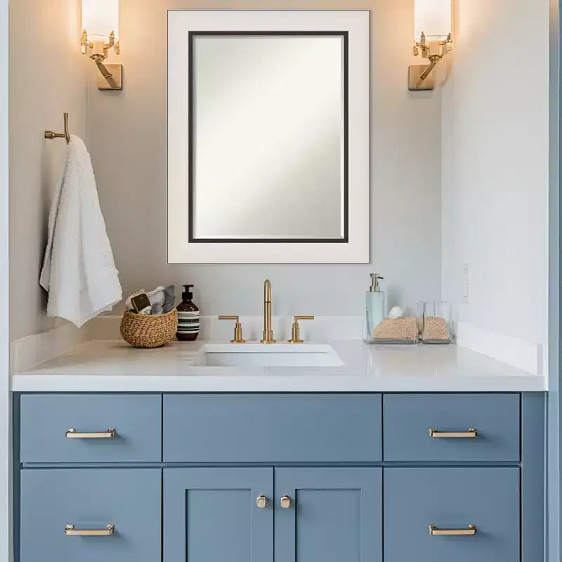 Miroir mural de salle de bain Amanti Art Ellie à cadre biseauté d'un demi-pouce