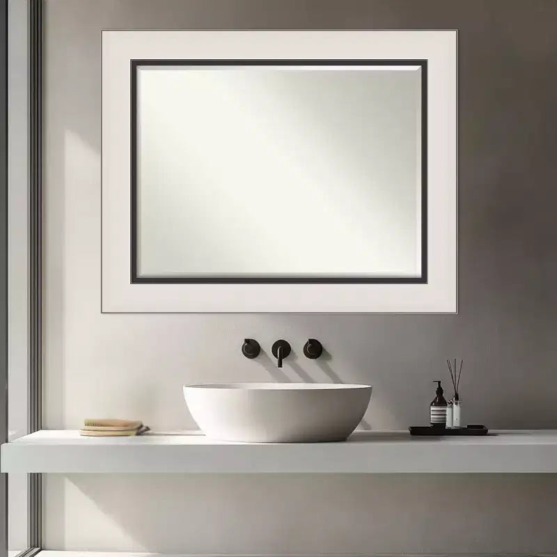 Miroir mural de salle de bain Amanti Art Ellie à cadre biseauté d'un demi-pouce