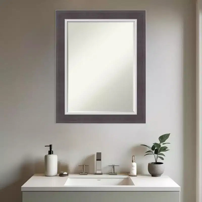 Miroir mural de salle de bain Amanti Art Ellie à cadre biseauté d'un demi-pouce