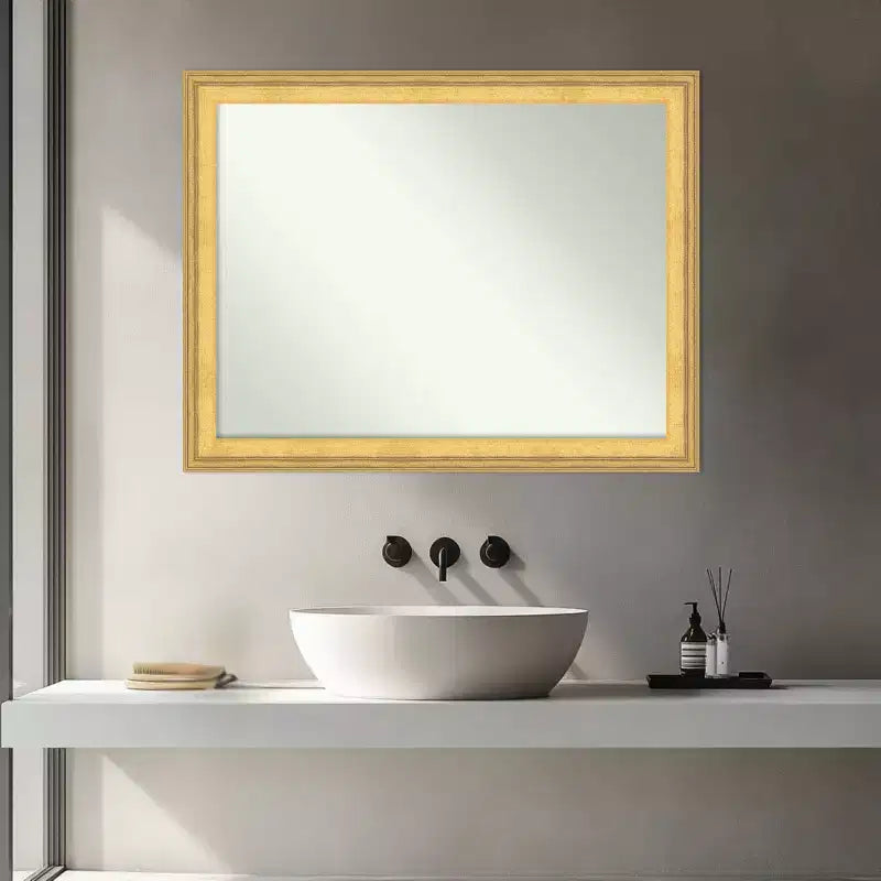 Miroir mural de salle de bain encadré en bois sans biseau Amanti Art Owen Gold