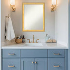 Miroir mural de salle de bain encadré en bois sans biseau Amanti Art Owen Gold