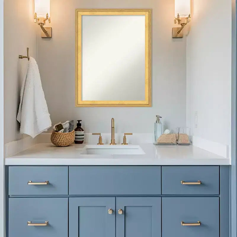 Miroir mural de salle de bain encadré en bois sans biseau Amanti Art Owen Gold