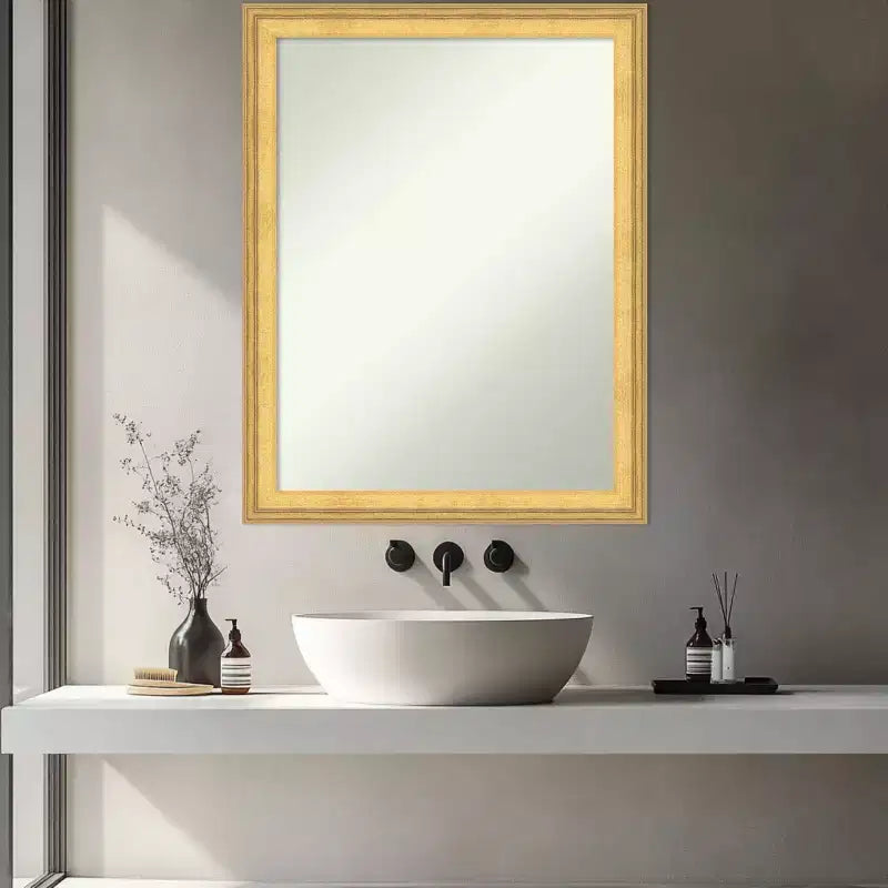 Miroir mural de salle de bain encadré en bois sans biseau Amanti Art Owen Gold