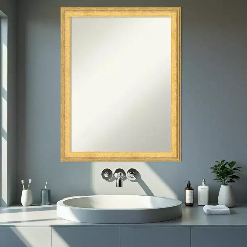 Miroir mural de salle de bain encadré en bois sans biseau Amanti Art Owen Gold