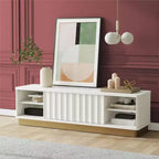 Meuble TV moderne cannelé GDFStudio Hilton pour téléviseurs jusqu'à 65 pouces avec base dorée et portes coulissantes