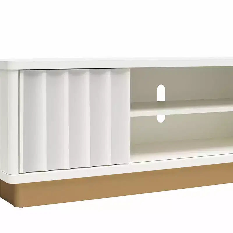Meuble TV moderne cannelé GDFStudio Hilton pour téléviseurs jusqu'à 65 pouces avec base dorée et portes coulissantes