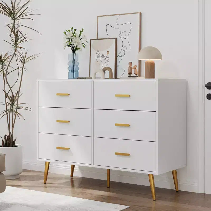 Commode moderne à 6 tiroirs avec poignées dorées et pieds en métal pour un salon, un couloir ou une entrée