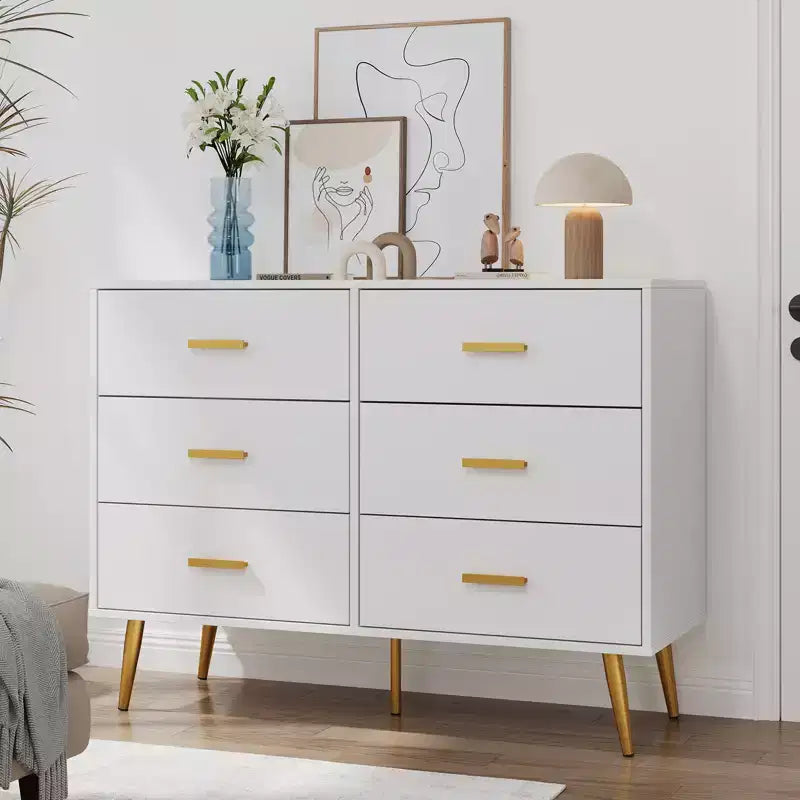 Commode moderne à 6 tiroirs avec poignées dorées et pieds en métal pour un salon, un couloir ou une entrée