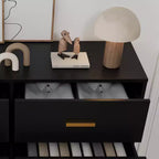 Commode moderne à 6 tiroirs avec poignées dorées et pieds en métal pour un salon, un couloir ou une entrée