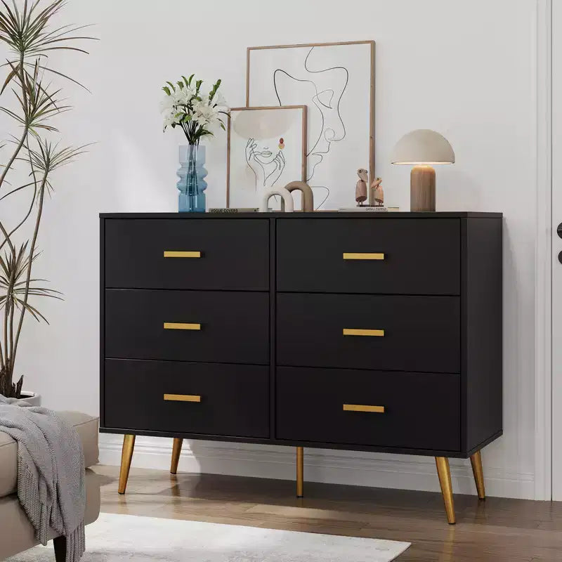 Commode moderne à 6 tiroirs avec poignées dorées et pieds en métal pour un salon, un couloir ou une entrée