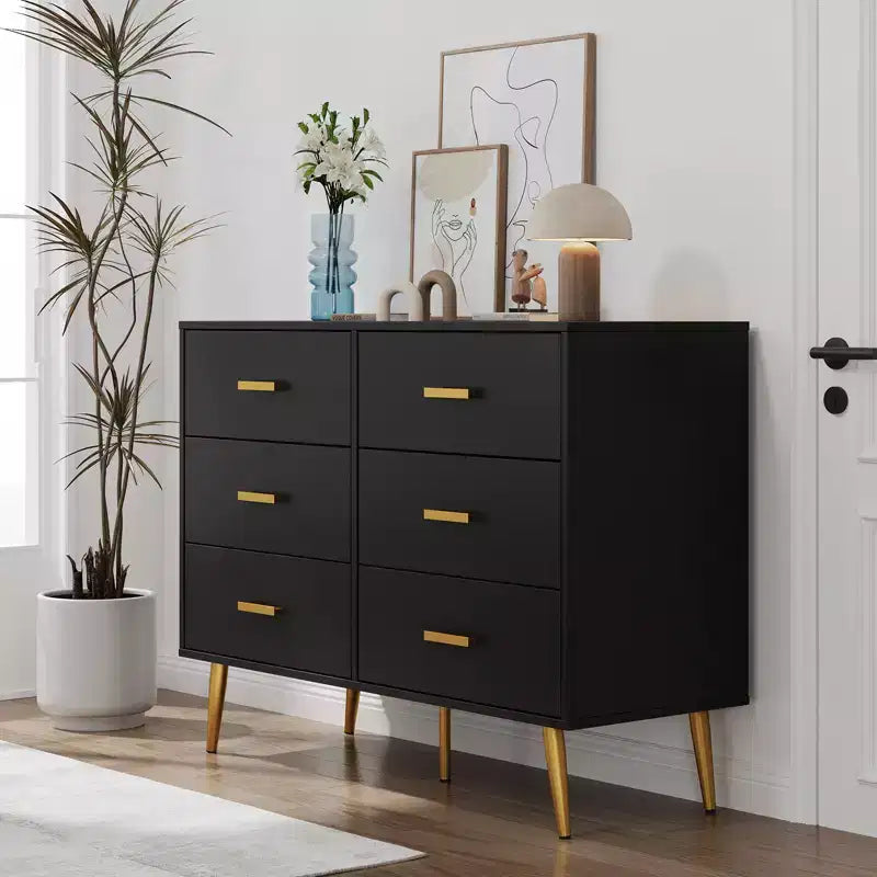 Commode moderne à 6 tiroirs avec poignées dorées et pieds en métal pour un salon, un couloir ou une entrée
