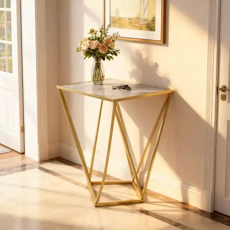 Table d'appoint Homy Casa avec cadre en fer géométrique et plateau imitation marbre, doré