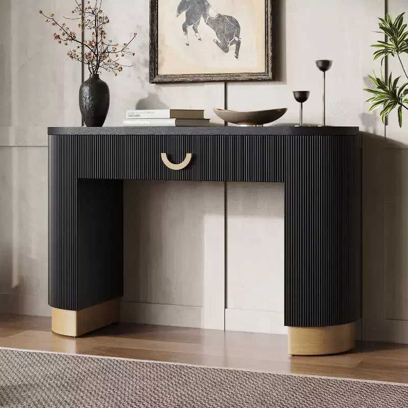 Console moderne Okak avec design à nervures verticales, table d'entrée avec 1 grand tiroir et poignée en métal, table de canapé pour salon, noir+or
