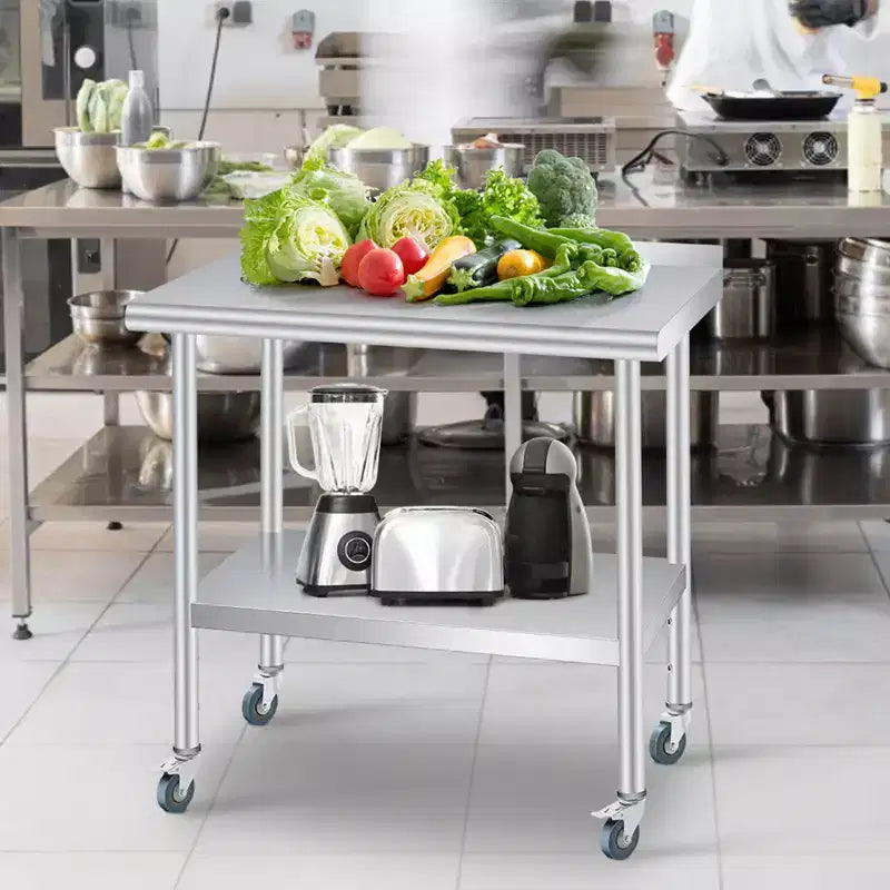 Table en acier inoxydable, table de préparation commerciale en métal robuste avec étagères de rangement ouvertes, panneau arrière et roulettes, adaptée aux cuisines, aux maisons et aux hôtels