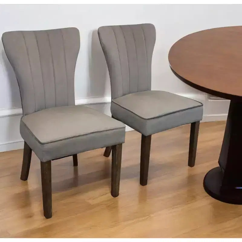 HomeRoots – Lot de deux chaises de salle à manger Parsons rembourrées en velours gris et marron